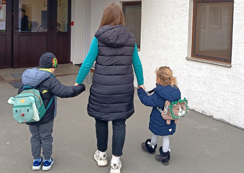 mama prati djecu u vrtić