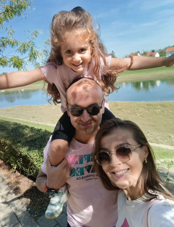 mama, tata i kćer u šetnji