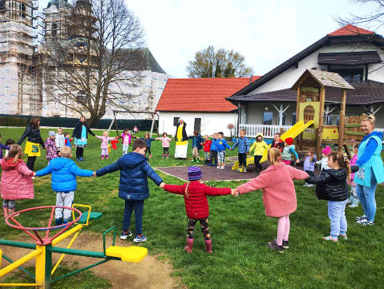 Djeca u igri na igralištu