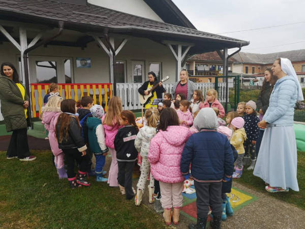 Vrtić djeluje u Pastoralnom centru župe sv. Marije Magdalene u Selima, nedaleko od Siska