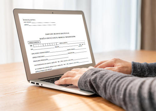 Roditelj ispunjava Zahtjev za upis djeteta na svom laptopu